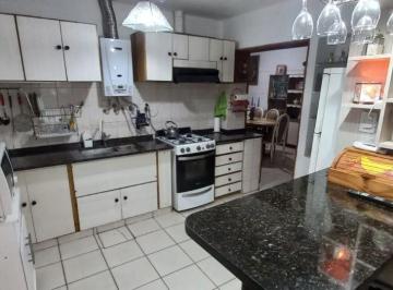 Casa de 10 ambientes, Córdoba · Dos Inmuebles - Cinco Dorm. - Imperdible!