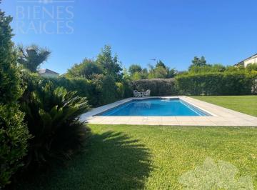 Casa · 227m² · 7 Ambientes · 1 Cochera · Casa en Septiembre