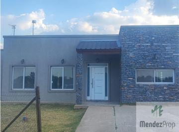 Casa · 114m² · 6 Ambientes · 1 Cochera · Casa en Venta en Barrio Privado Laguna Azul – Spegazzini