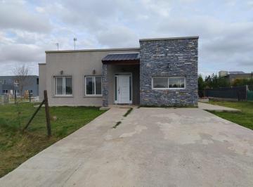 Casa · 114m² · 6 Ambientes · 1 Cochera · Casa en Venta en Barrio Privado Laguna Azul – Spegazzini