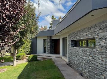 Casa · 270m² · 6 Ambientes · 2 Cocheras · Openhouse Vende Casa en Rodeo de La Cruz
