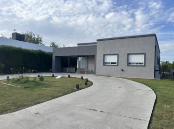 Casa · 253m² · 6 Ambientes · 3 Cocheras · Venta Casa Puerto Roldan Tres Dorm. Jardin Pileta Los Medanos