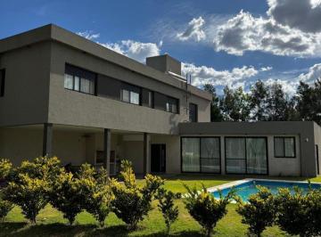 Casa de 5 ambientes, Piñero · Vende/permuta Casa con Pileta Parrillero en Barrio Privado (Pinares del Sur)