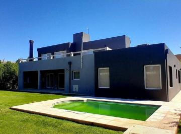 Casa · 306m² · 6 Ambientes · 4 Cocheras · Venta Casa 3 Dorm., 3 Baños. Pileta, Quincho - Comahue Golf Club
