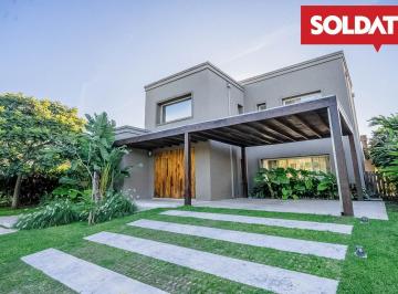 Casa · 216m² · 5 Ambientes · 2 Cocheras · Casa Moderna con Pileta en Lote Central de 928 m² – Barrio Las Liebres, Pilar