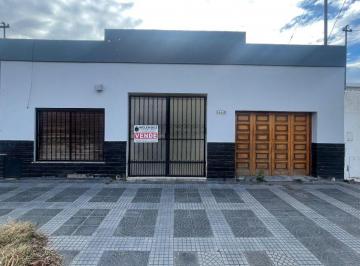 Casa de 6 ambientes, Cipolletti · Casa de 3 Dorm. con Patio Para Refaccionar