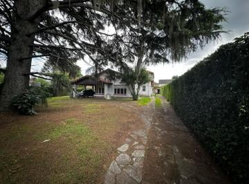 Casa · 219m² · 6 Ambientes · 1 Cochera · Casa en Muñiz