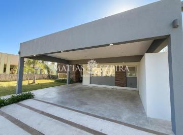 Casa · 140m² · 4 Ambientes · 3 Cocheras · Casa en Venta en Fincas de Alvarez