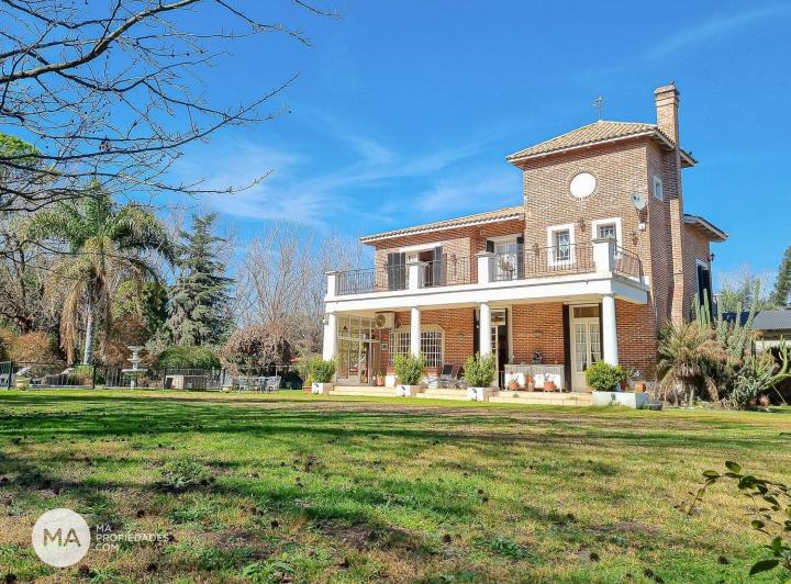 Casa · 335m² · 9 Ambientes · 3 Cocheras