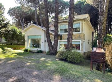 Casa · 230m² · 5 Ambientes · 1 Cochera · Moderna Casa en Carilo 5 Amb