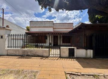 Casa · 133m² · 4 Ambientes · 2 Cocheras · Venta Casa El Palomar 3 Ambientes a Reciclar