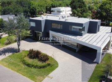 Casa · 318m² · 7 Ambientes · 2 Cocheras · Casa en Venta 7 Ambientes con Pileta en Los Puentes