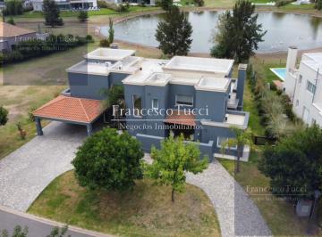 Casa · 350m² · 7 Ambientes · 2 Cocheras · Casa en Venta 7 Ambientes con Pileta en Terravista
