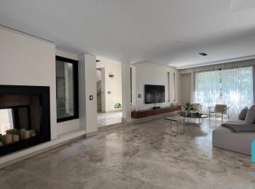 Casa · 380m² · 5 Ambientes · 2 Cocheras · Moderna E Impecable Propiedad a m del Parque Central