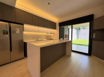 Casa · 160m² · 5 Ambientes · 2 Cocheras · Exclusivo Triplex 5 Ambientes · Cochera Doble · Jardín y Galería