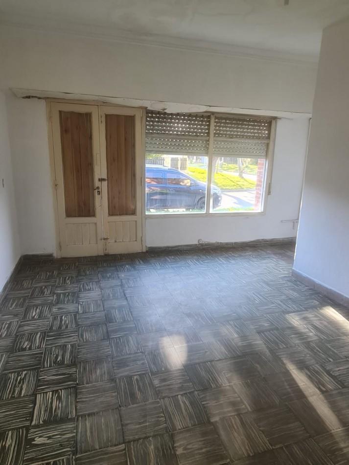 En Barrio Villa Primera: Necochea al 6200. Propiedad en block, sobre lote de 228 metros, 167 cubiertos. 3 unidades: En la esquina, un departamento de 2 ambientes o local. Luego, un ph de 3 ambientes con living comedor, cocina, baño completo, 2 habitaciones y pequeño patio. También otro PH de 2 ambientes con garaje y patio.