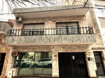 Casa · 230m² · 5 Ambientes · 1 Cochera · Casa con Local Al Frente en Barrio Lourdes – 4 Dorm., Patio, Quincho y Cochera