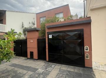 Casa · 180m² · 5 Ambientes · 2 Cocheras · Imponente Casa de 5 Amb con Piscina