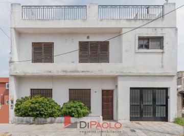 Casa · 200m² · 6 Ambientes · Casa Multifamiliar a La Venta en Aldo Bonzi con Patio