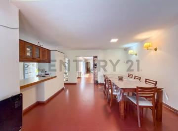 Casa · 226m² · 5 Ambientes · 1 Cochera · Casa en Venta - 3 Dorm. - Parque - Plaza Malvinas