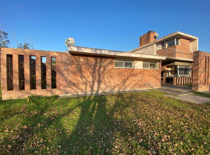 Casa · 198m² · 6 Ambientes · 2 Cocheras