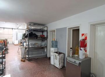 Bodega-Galpón · 380m² · 3 Ambientes · Depósito en Flores en Venta