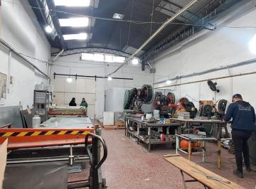 Bodega-Galpón · 380m² · 3 Ambientes · Depósito en Flores en Venta