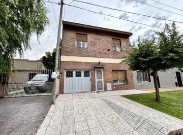 Casa de 4 ambientes, Lomas de Zamora · Propiedad Moderna y Funcional con Garage y Quincho Apto Credito