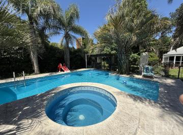 Quinta vacacional · 162m² · 4 Ambientes · Venta de Quinta con Piscina y Quincho en Abasto - La Plata