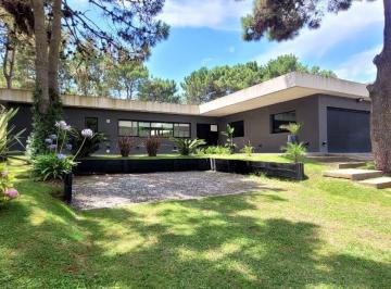 Casa · 400m² · 5 Dormitorios · 5 Cocheras · Minimalista en Venta Barrio Cerrado La Herradura