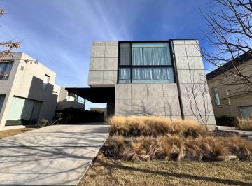 Casa · 232m² · 5 Ambientes · 4 Cocheras · Casa en Venta en Castaños, Nordelta, Tigre