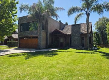 Casa · 1300m² · 5 Ambientes · 1 Cochera · Casa en Venta o Alquiler en Parque Las Naciones!