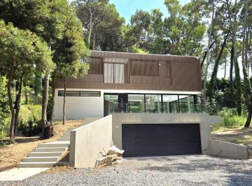 Casa · 650m² · 6 Ambientes · 3 Cocheras · Arquitectura de Autor en Carilo, a Pasos del Centro y La Playa