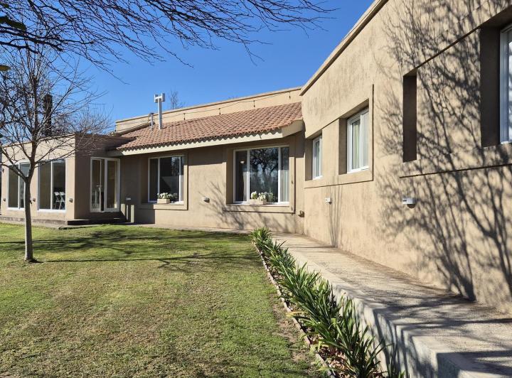 Casa · 354m² · 6 Ambientes · 2 Cocheras