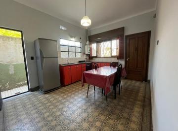 Casa · 142m² · 4 Ambientes · 1 Cochera · Casa 4 Ambientes en Venta, en Dos Plantas, con Jardín y Espacio Guardacoche, Apta Crédito Avellaneda