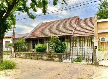 Casa · 213m² · 5 Ambientes · 1 Cochera · Casa en Venta Sobre Av 66 Entre 28 y 29. Gran Patio con Quincho