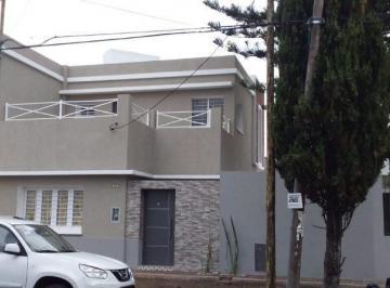 Casa · 220m² · 4 Ambientes · 3 Cocheras · Casa 4 Ambientes en Venta en Haedo Sur