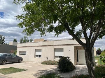 Casa de 6 ambientes, Neuquén · Casa en Barrio Cerrado en Neuquen Cap., Excelente Zona y m de Varios Colegios