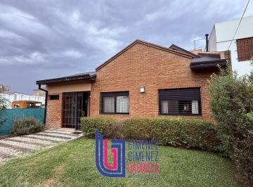 Casa · 137m² · 5 Ambientes · 2 Cocheras · Casa en Venta Apto Banco Nacion 3 Dormitorio Jardin y Cochera