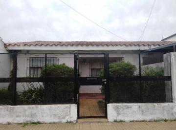 Casa · 121m² · 3 Ambientes · 1 Cochera · Encantadora Casa con Amplio Parque Para Familias en Luján