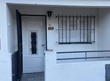Casa de 4 ambientes, Rosario · Al Frente Casa Antigua