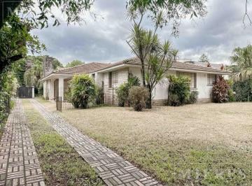 Casa · 390m² · 5 Dormitorios · 6 Cocheras · Muy Linda Casa en Venta en San Isidro