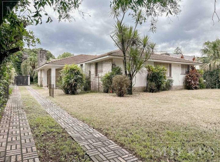 Casa · 390m² · 5 Dormitorios · 6 Cocheras