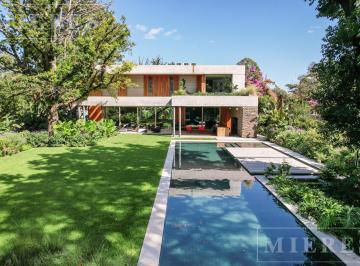 Casa · 900m² · 5 Dormitorios · 5 Cocheras · Casa en Venta en Las Lomas - Horqueta