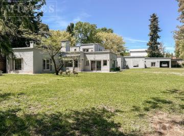 Casa · 400m² · 4 Dormitorios · 2 Cocheras · Muy Linda Casa Desarrollada en Una Planta en Las Lomas de San Isidro.