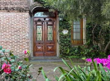 Casa · 255m² · 4 Dormitorios · 5 Cocheras · Casa en Venta en Las Lomas - Golf