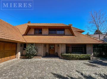 Casa · 450m² · 5 Dormitorios · 2 Cocheras · Casa en Venta de Estilo Clásico en La Horqueta.