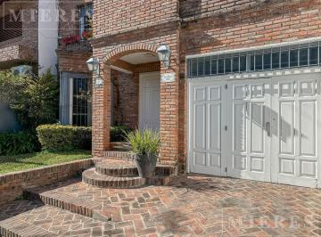 Casa · 257m² · 4 Dormitorios · 2 Cocheras · Muy Linda Casa en Venta en Las Lomas de San Isidro