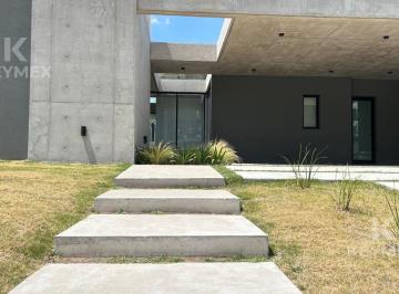 Casa · 213m² · 5 Ambientes · 4 Cocheras · Casa en La Calesa