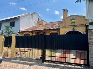 Casa · 145m² · 4 Ambientes · 2 Cocheras · Oportunidad Unica Chalet con Gran Potencial